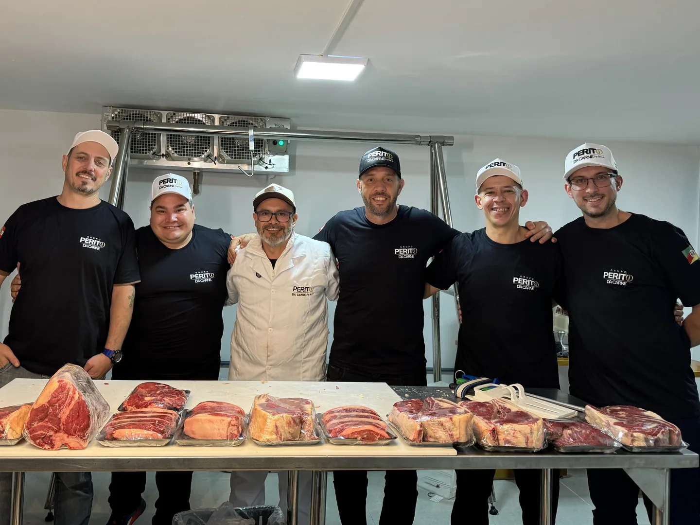 Luiz e participantes reunidos ao redor dos cortes na experiência Beef Laguna.