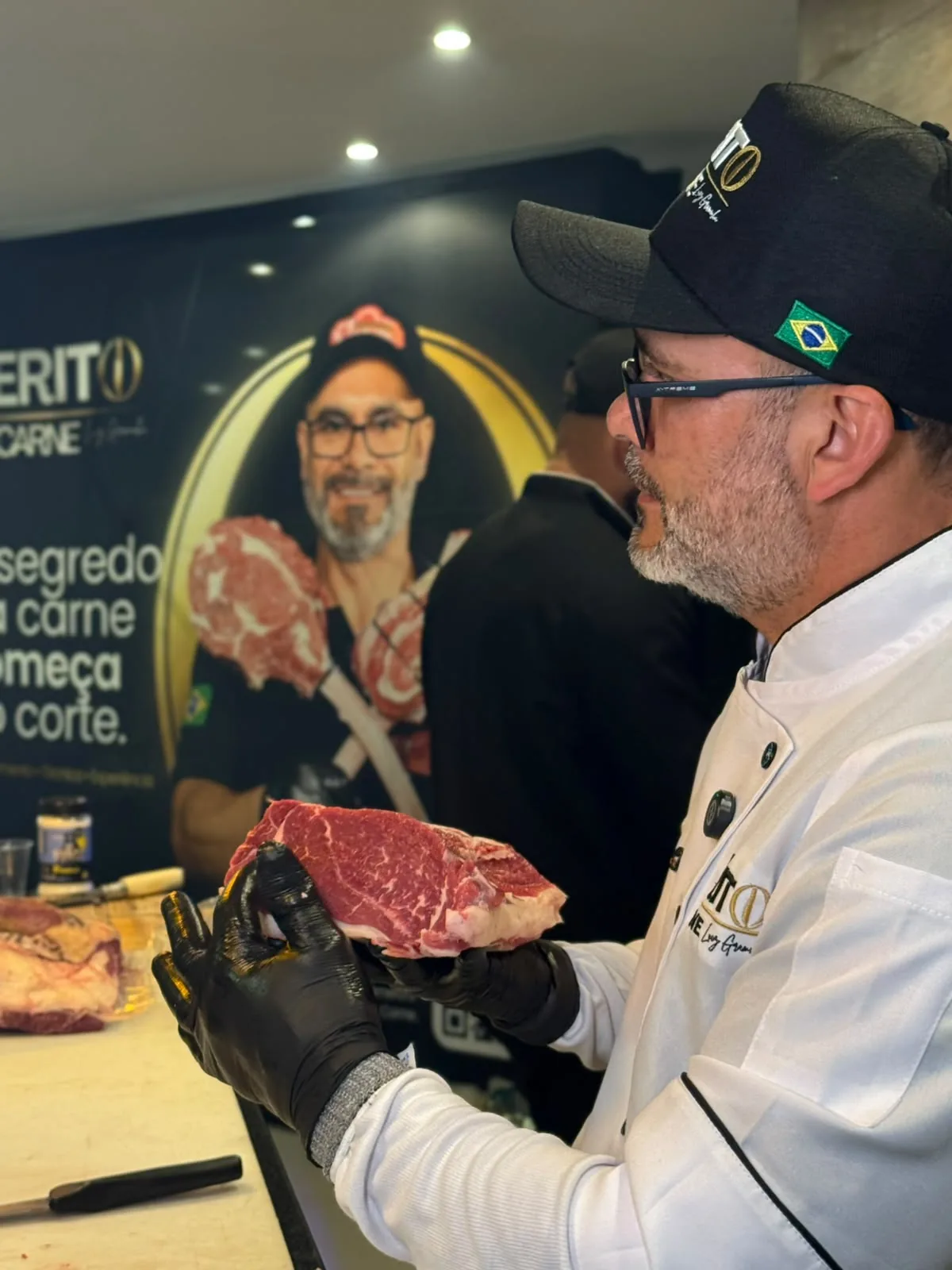 O corte de perto: Luiz apresenta os detalhes da peça.